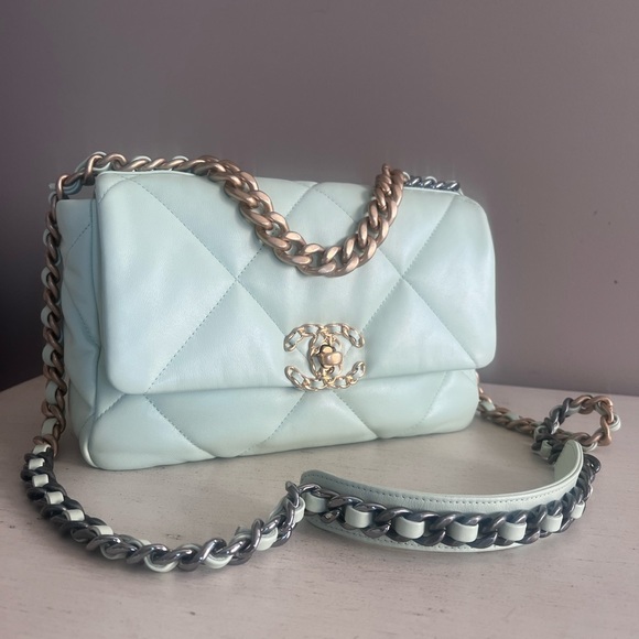 Chanel 19 season 22C brand new                    💚All inclusions ! - Picture 1 of 16